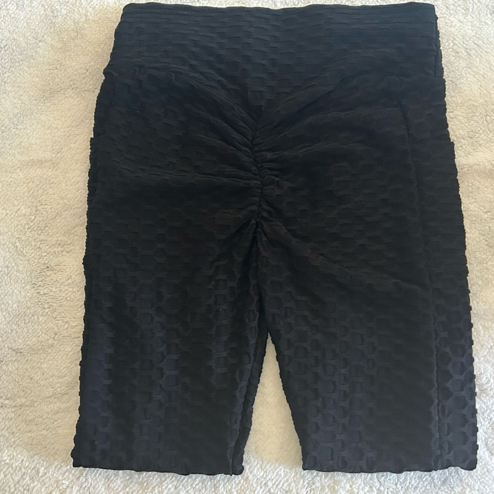 Black Textured Scrunch leggings. SIZE L/XL